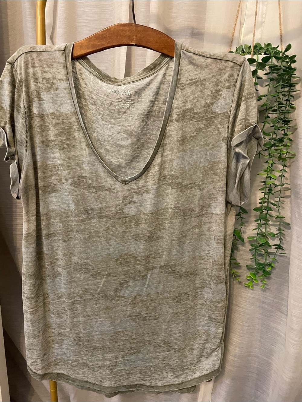 American Eagle Outfitters army camo V‑Neck Short Sleeve Tee